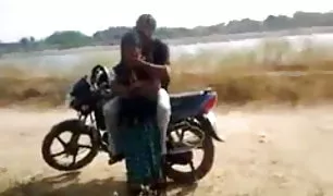 वयस्क भाई छोटी बहन और पिता हिंदी में अश्लील वीडियो गोली मारता है (रेट्रो अनाचार)