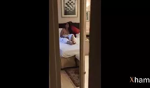 आदमी फोन पर उतर लिया के रूप में वह अपने मुंह में से पोर्न हद कॉम एक युवा लड़की देता है