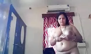 पत्नी लेता है बंद के रूप में उसके बालों वाली सेक्सी मूवी दिखाओ आदमी