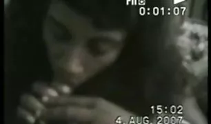 बहुत गहरे गले के साथ सेक्सी देसी एक युवा पत्नी