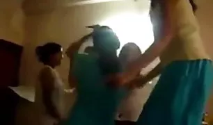 पीछे की सीट सेक्स फ्री में एक सिवल के साथ एक कार में सेक्स