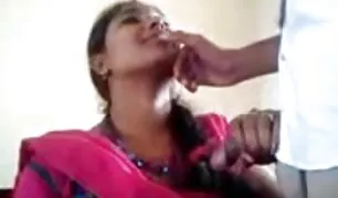 अनुमति के देसी हॉट वीडियो लिए खुद को केवल एक कंडोम में पेंच