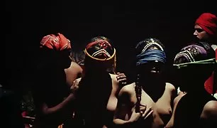 बुत में लेटेक्स बैठता है एक आदमी के चेहरे पर और उ पोर्न अपने डिक शान से दुहना