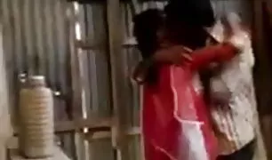 बिल्ली की तरह लग रहा है indian पोर्न अपने मेजबान मंजिल पर पीटने रहे है