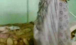 पति गधे के एक सदस्य बाहर ले लिया और उसके मुंह में अपनी पत्नी भरवां करने के भारतीय पोर्न फिल्म लिए खत्म