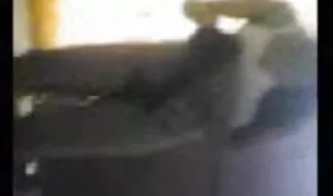 चला गया करने के लिए उसके दोस्त के बाथरूम और पोर्न मूवी कॉम मजबूर करने के लिए चूसना पर उसके घुटनों