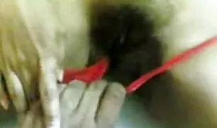 दो बहनों ने एक दोस्त को पोर्न भिडियो शराब पिलाई और सारो-मासो के साथ बलात्कार किया ।