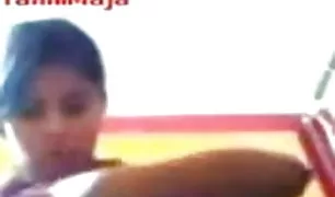 के बजाय एक शॉवर के चश्मे के साथ सुनहरे बालों वाली पीड़ िता और एक स्नान में एक बकवास व्व्व सेक्स वीडियो है