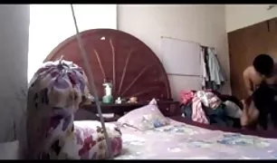 एक आदमी धीरे इंडियन सेक्स विडियो सम्मिलित करता है एक विशाल लिंग में एक मुंडा योनि काले बाल वाली