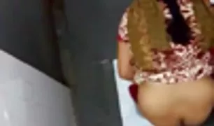 एक आदमी एक व्व सेक्सी वीडियो कॉम में अपने मुंह और के अन्य पीछे में के चूत