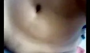 पतला बेब खड़ा है कुत्ता शैली में सामने के वेब कैमरा और धीरे से मालिश उसके यु पोर्न वीडियो गांड