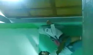 सींग का बना हुआ वह पुरुष एक लड़की हद इंडियन पोर्न की तरह एक असली आदमी