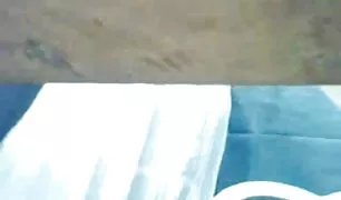 पति ने अपनी पत्नी को एक ̈रका से लात मारी और उसे घर में बने संग्रह के लिए अंग्रेजी 3x वीडियो ले गए