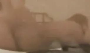 ड्रेसर में मोज़ा बैठता है पर एक विशाल इंग्लिश सेक्सी वीडियो कॉम रबर डिक