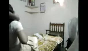 प्रेमिका झूठ पर सेक्स क्सनक्सक्स के बिस्तर जबकि एक दोस्त उसके डिक में के मुखमैथुन