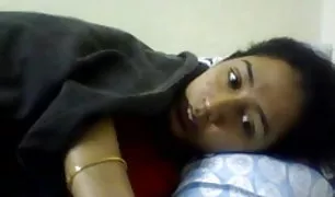 युवा लड़की निचोड़कर दूध xx वीडियो मूवी स्तनों से एक गिलास में