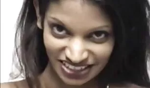 योनि से बाहर जाँघिया ले जाया गया और बिस्तर सेक्सी पॉर्न पर शैग करने के लिए शुरू कर दिया