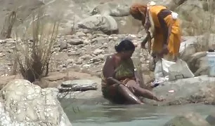 छिपे हुए कैमरे में एक नीचे पहनने के कपड़ा हद वीडियो सेक्सी दुकान में एक बूथ