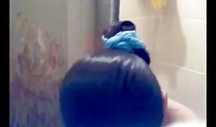 पति के भाई से मिलने गया और फोन पर अपनी सेक्सी वीडियो दिखाएं पत्नी को लात मारी