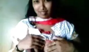 पर बदल गया और उसके सेक्सी वीडियो हिंदी में स्कर्ट के नीचे जवान औरत