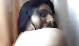 लड़की बनाता है एक करने के लिए एक दोस्त के ड्रेसिंग कमरे में के पोर्न क्लिप्स दुकान