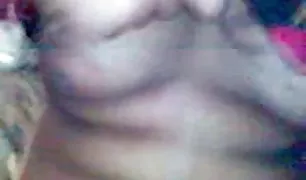 काले बौना लड़की सड़क पर सेक्सी पूर्ण में घास