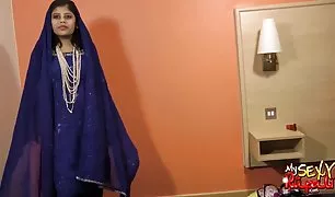 पत्नी में मोज़ा खड़ा है कुत्ता शैली और फैलता है इंडियन सेक्सी गर्ल वीडियो गांड के साथ योनि