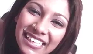 आबनूस विशाल सजाना थोड़ा सफेद लड़की में एक हद क्सनक्सक्स पेशाब