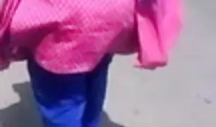 एक भीड़ के किसानों कमिंग भारतीय सैकस पर के चेहरे के लड़कियों में एक