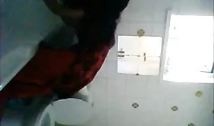 एक आदमी के चेहरे और मुंह में एक हिंदी सेक्सी वीडियो मूवी लड़की है