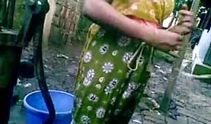 पति लिया बंद पर कैमरा के रूप seksi vidiya में पत्नी चूत में स्नानघर