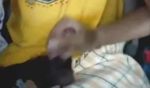 स्केटिंग करनेवाला काले बाल वाली समाप्त होता है कई बार में एक फ्री सेक्स पंक्ति के साथ धारा निकलना