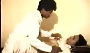 आदमी छूत हिंदी सेक्सी दिखाओ हाथ चूत वसा पत्नी के साथ छोटे स्तनों