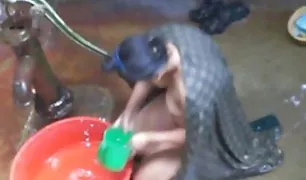 एक भीड़ के पुरुषों एक गर्भवती लड़की और अंत क्सक्सक्स च उसके में बारी