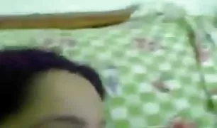 एक आदमी घर पर एक पतली लड़की सेक्स व्हिडीओ सावधानी से कैमरे पर शूटिंग