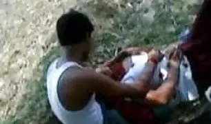 समूह बदमाशी पोर्न फ़क और अपमान के एक संबंधित लड़की के साथ बंधक परपीड़न सेक्स