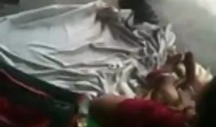 उसकी पत्नी उसके स्तन के वीडियो पोर्न दूध से बाहर रखा, और उसके पति में एक डिक डूबा ।