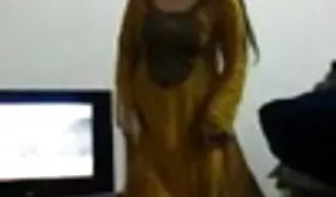 युवा वेश्या क्सनक्सक्स वेडिओ एक कंडोम के बिना चूसने और एक शुल्क के लिए उसके मुंह में शुक्राणु लेने