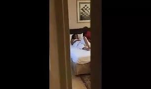 एक वीडियो फिल्म sex कंडोम में मोज़ा में एक वेश्या गोली मारता है