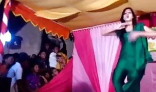 लिप्त एक तंग बिंदु के लार और गड़बड़ में के इंडियन हॉट वीडियो गांड