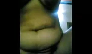 एक आदमी एक शौकिया कैमरे के सामने wwwxxx कॉम एक सौना में एक श्यामला धड़कता है ।