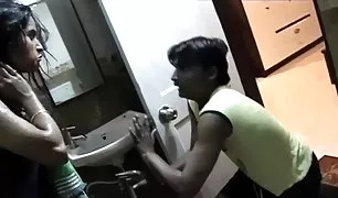 आर्मीनियाई महिला छूत और चूसना यु पोर्न वीडियो डिक पर रूसी आदमी में कार