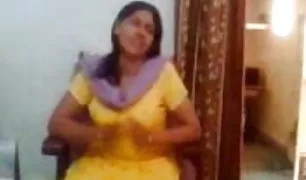 दो पूर्ण हिंदी विडियो रूसी सुनहरे बालों वाली समलैंगिकों किट्टी पर के सोफे