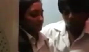 गर्भवती महिला के साथ एक बहुत xx वीडियोस डॉट कॉम बड़े पेट में एक भरा स्नान