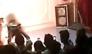 आदमी एक वेश्या में एक कार में एक xxx सेक्सी वीडियो कंडोम