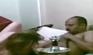 18 साल पुराने एक बोतल पर बैठता है के साथ एक क्लोज़ सेक्सी वीडियो के अप