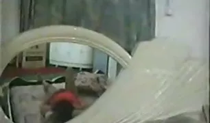 काले बाल वाली के साथ छेदा में के जीभ मुश्किल पोर्न व्हिडिओ लेता है में के मुंह के एक विशाल काले लंड