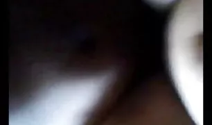 महिलाओं के कपड़े पहने और मेज पर एक भारतीय सेक्स video झटका था