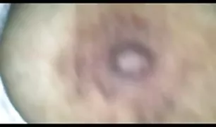 यार एक लड़की में नई पोर्न के गांड के दौरान एक मासिक धर्म अवधि के साथ एक टैम्पोन