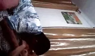 पति डाल दिया एक छिपा कैमरा और दर्ज की गई सेक्सी मूवी इंडियन के रूप में एक पत्नी छूत में के बेडरूम